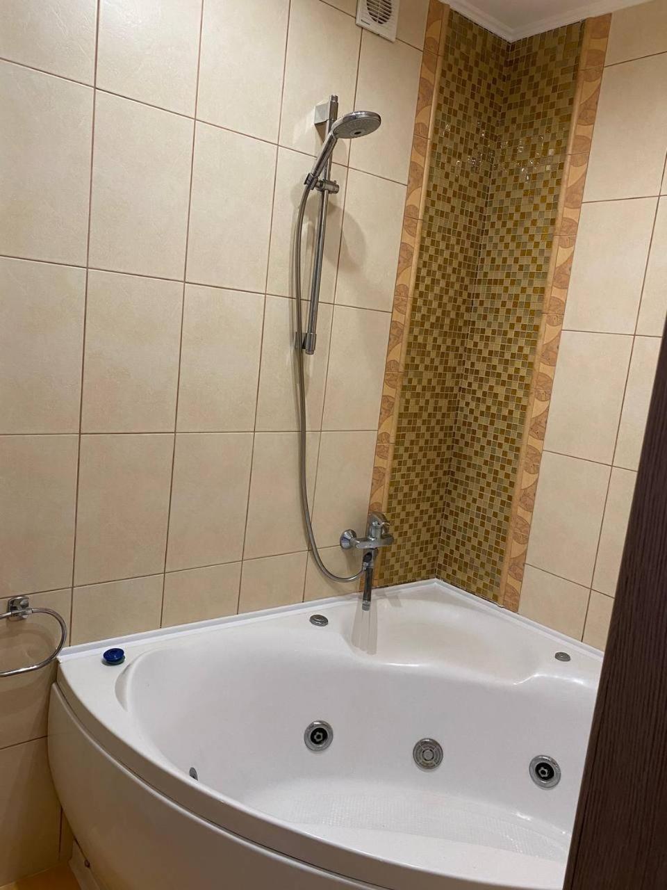 Apartpoltava Двокімнатні Апартаменти З Джакузі Біля Листопаду Poltava Exterior foto